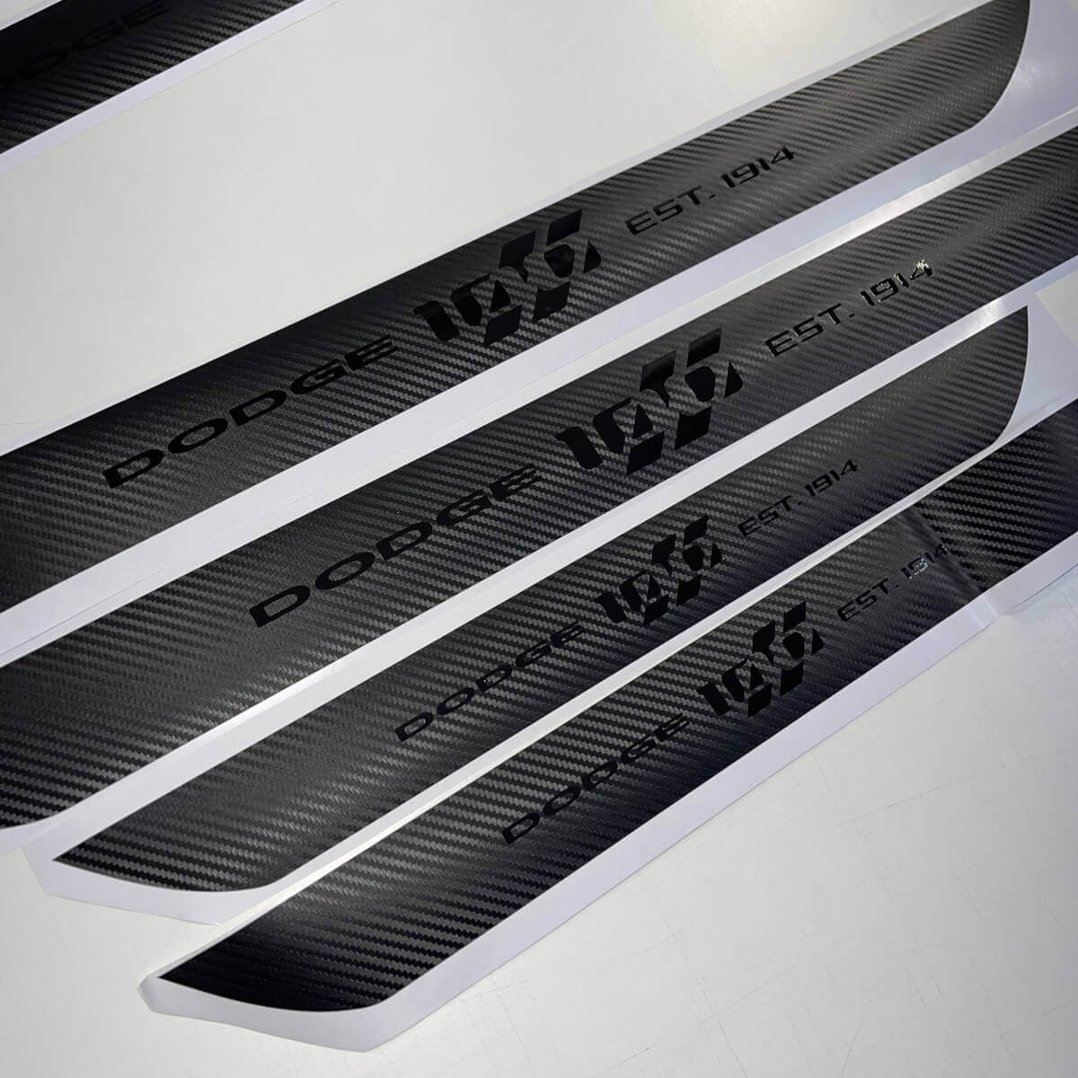 4x Adesivi in vinile per battitacco Dodge Challenger 100th Anniversary Carbon Black
