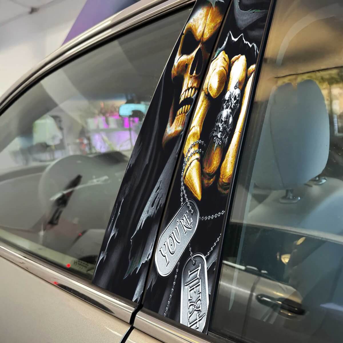 Il tuo prossimo involucro adesivo in vinile con decalcomania per auto con porte a pilastro in stile teschio
