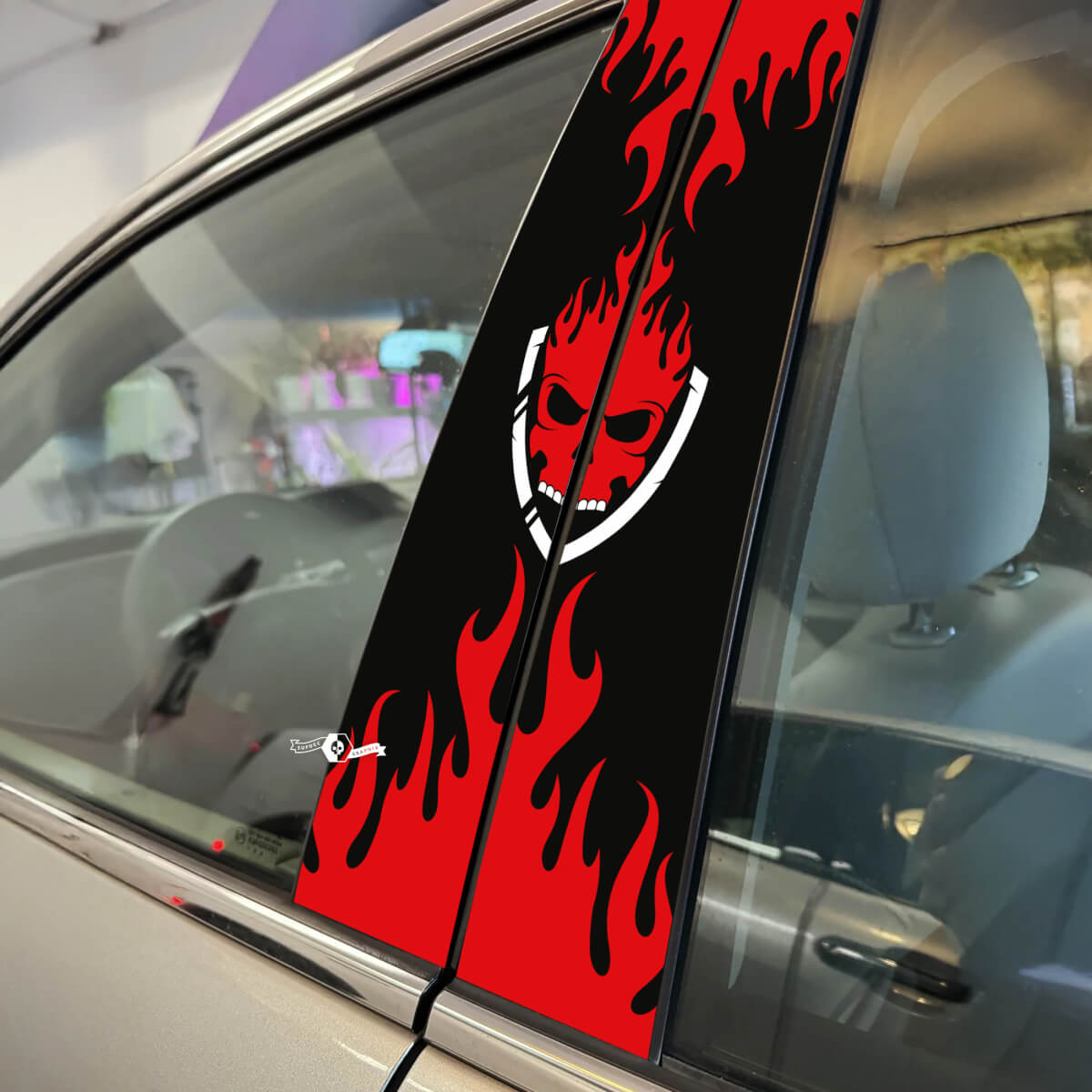 Involucro adesivo in vinile con decalcomania per auto con porta a pilastro in stile teschio fiamma
