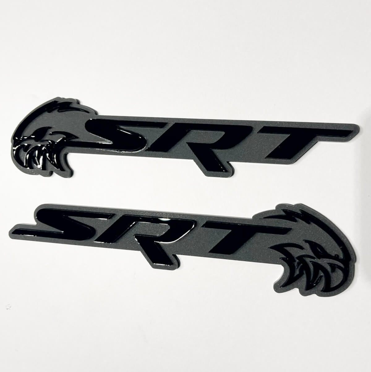 Stemma SRT Trackhawk 3D Emblema stemmi parafango nero vs grigio 2
