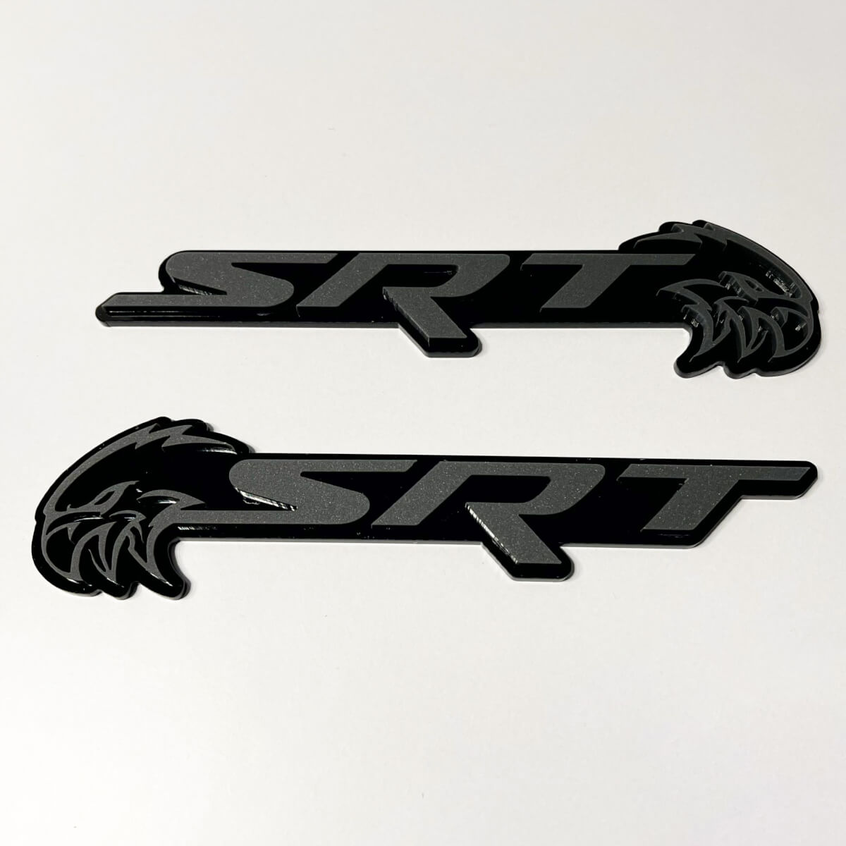 Stemma SRT Trackhawk 3D Emblema stemmi parafango nero vs grigio 3
