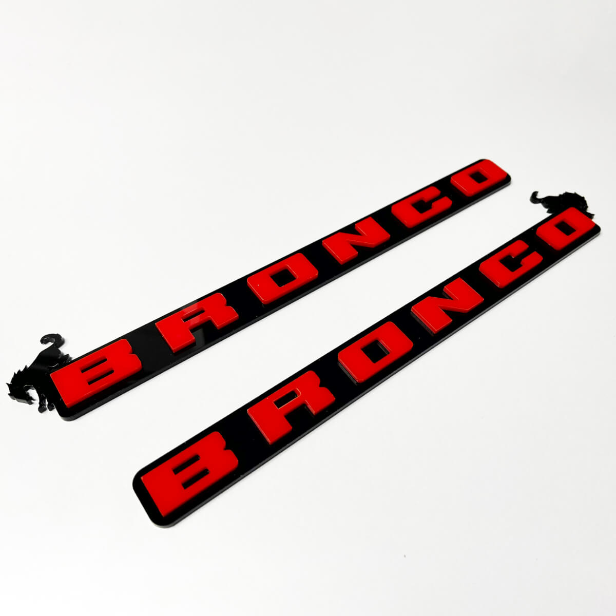 Bronco Fender Badge sulla griglia anteriore Emblema del portellone posteriore Badge 3D Nero vs Rosso
