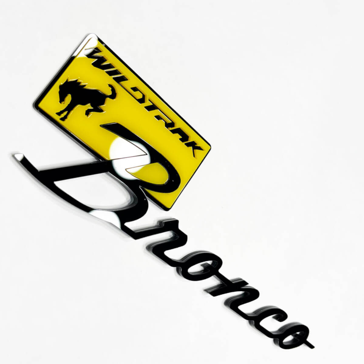 BRONCO Wildtrak Fender Badges Emblema del portellone emblema 3D Black Vs Red
