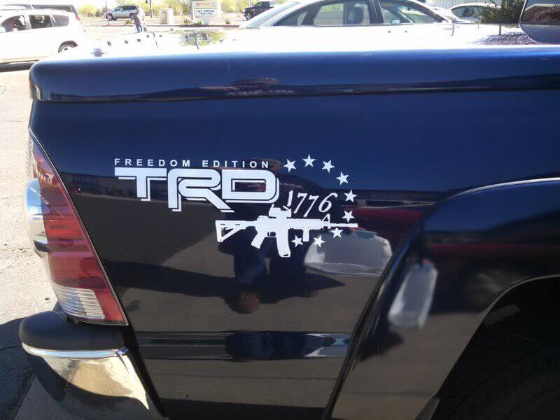 Set di decalcomanie in vinile per fianco cassone stile TRD Freedom Edition 1776 per Toyota Tacoma