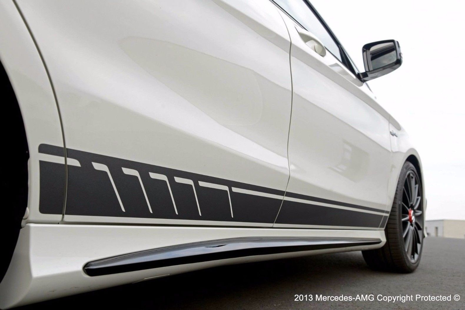Adesivo decalcomania in vinile Style Stripes per Mercedes Benz CLA AMG nero
