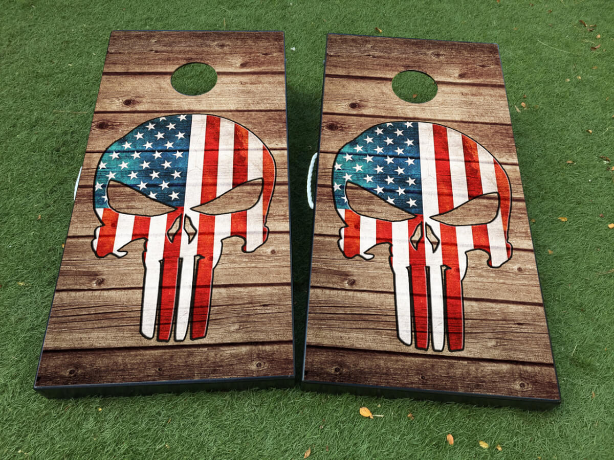 Set di Adesivi Wrap per Tavola Cornhole con Teschio e Bandiera USA in Stile Punisher
