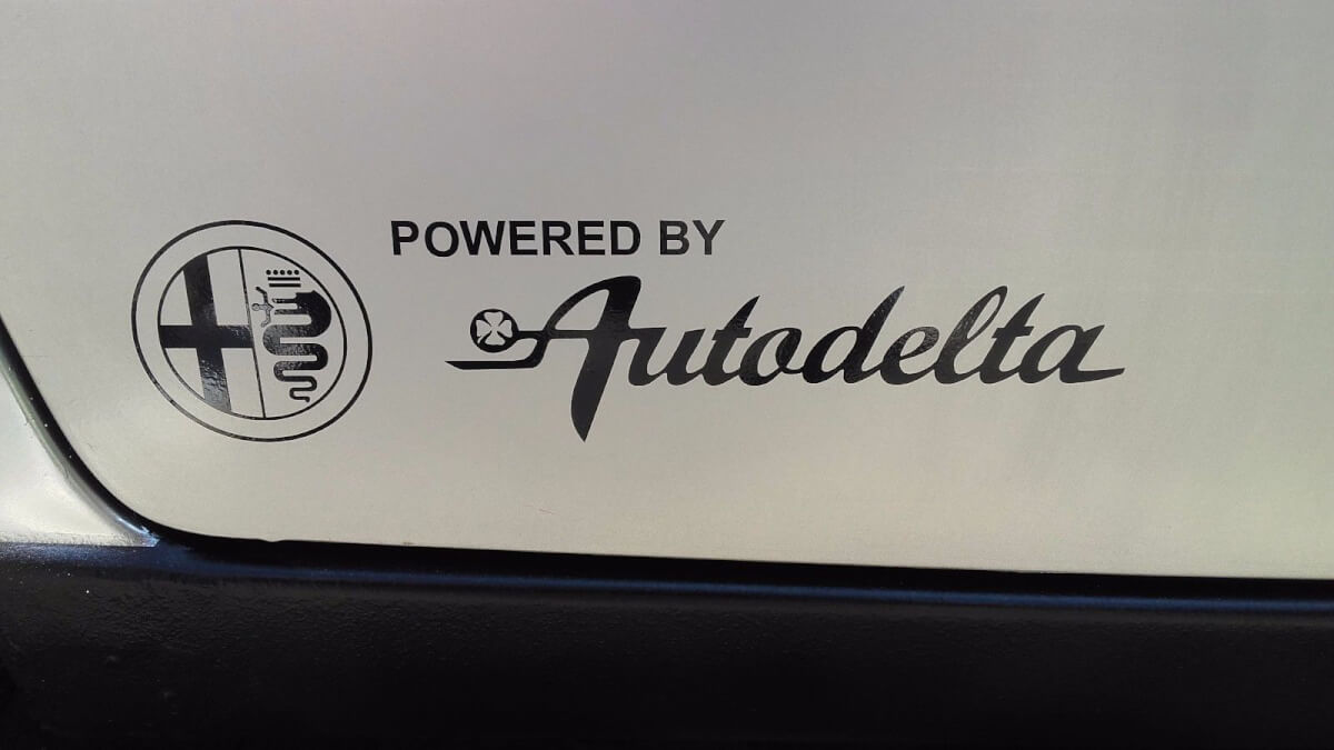 Kit di adesivi laterali in vinile Powered by Autodelta per Alfa Romeo Spider Giulia