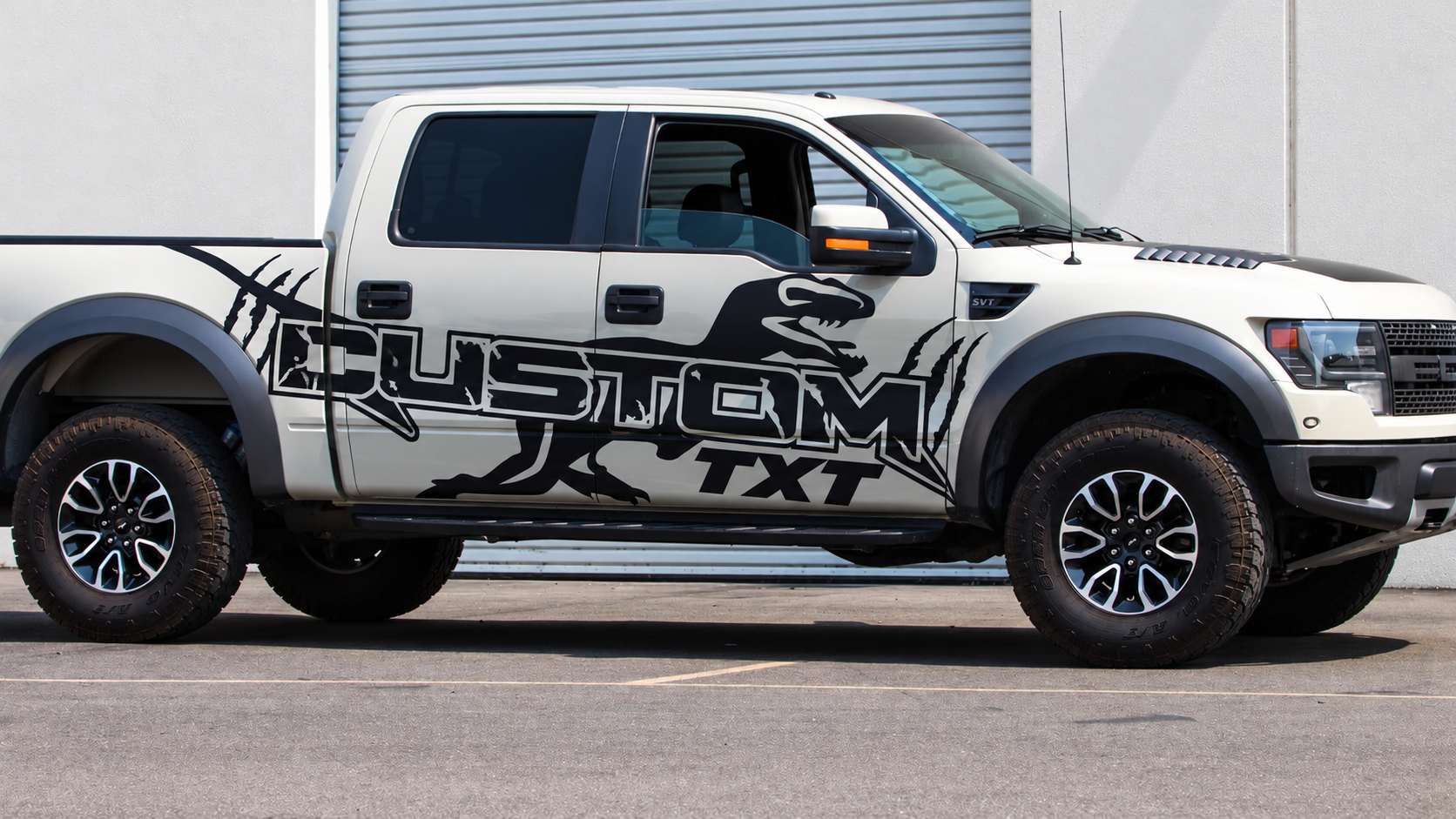 SVT CUSTOM TXT Dinosaur Paint Splash — Adesivo in vinile (fiancata) per Ford F-150 Raptor 2010-2014