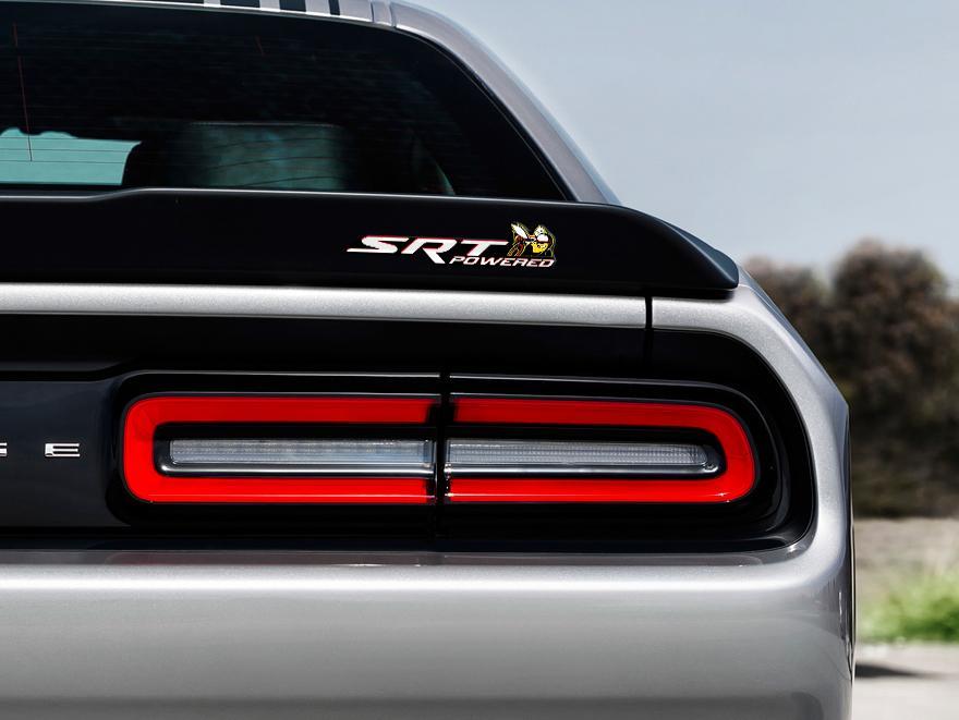 Scat Pack Challenger o Charger SRT Emblema distintivo alimentato Decalcomania a cupola Dodge Colore bianco Sfondo nero con ombre rosse
