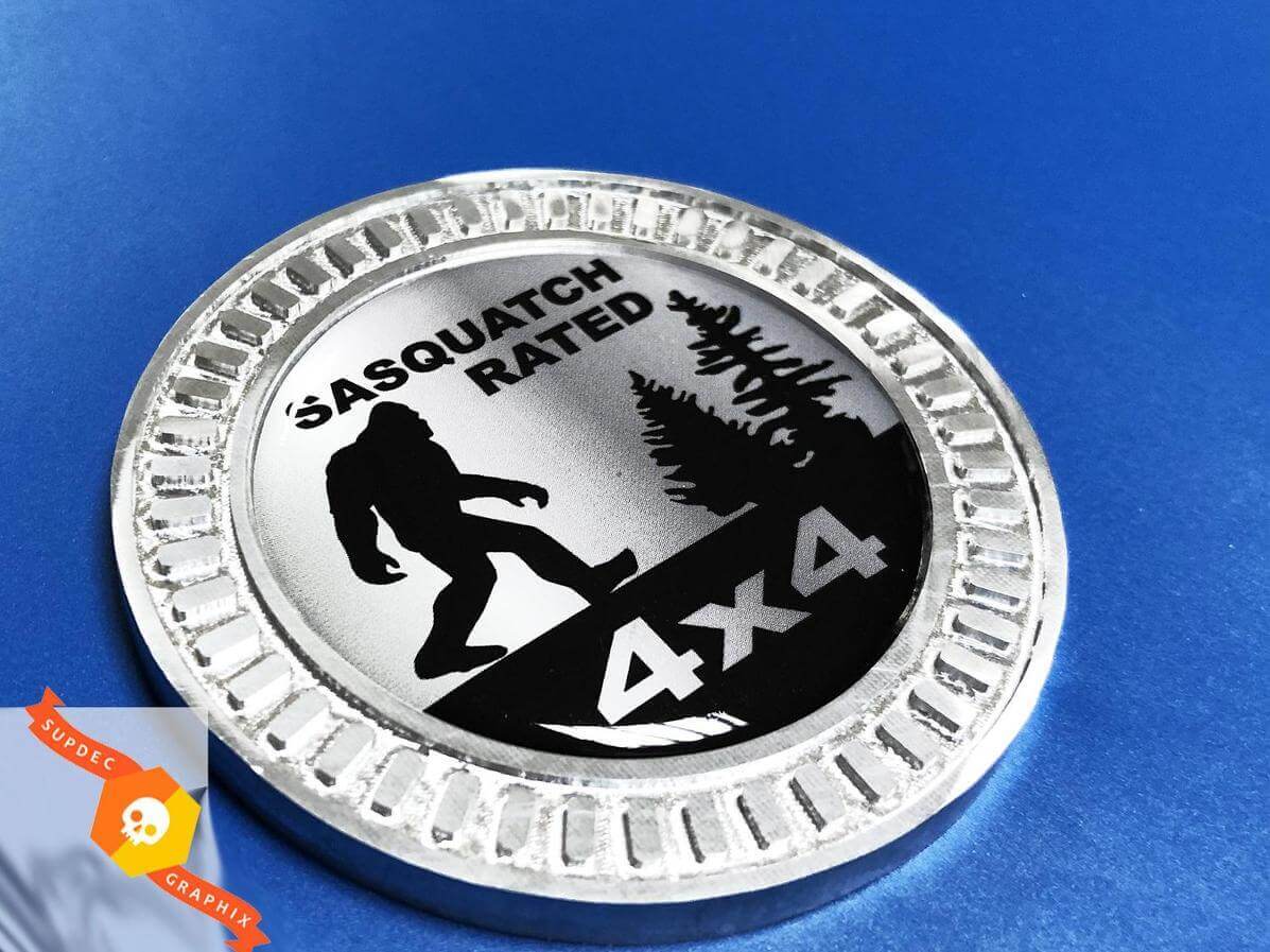 Sasquatch Rated 4x4 Emblema Laterale in Metallo Alluminio Adesivo Vinile per Jeep Wrangler