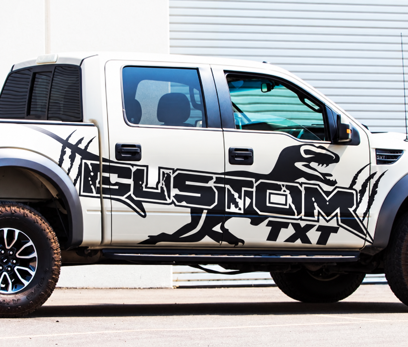 SVT CUSTOM TXT Dinosaur Graphic — Adesivo in vinile (fiancata) per Ford F-150 Raptor