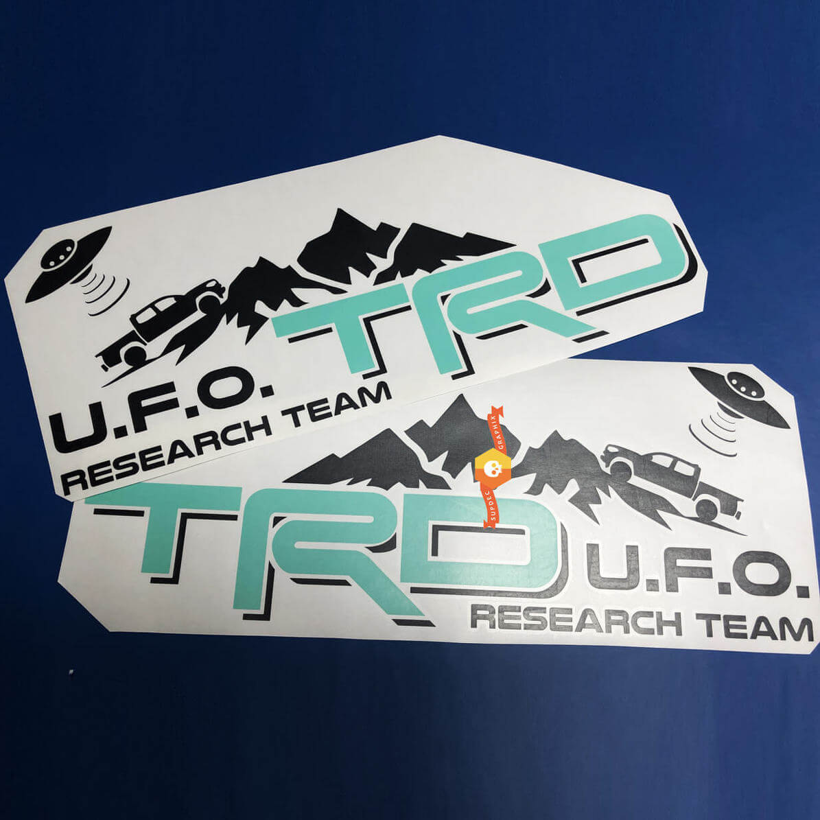 Coppia di adesivi TRD UFO Research Team Adesivi in ​​vinile per Toyota Tacoma 2 Colori
