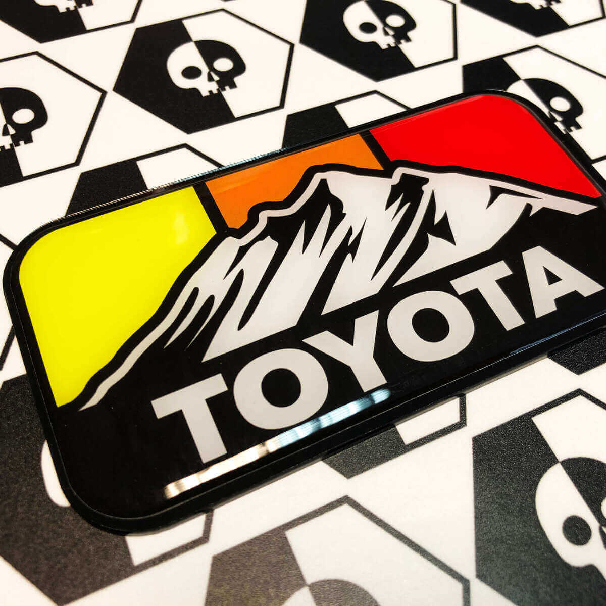 Adesivo Distintivo Bombato Toyota Mountains Vintage Retrò Colorato
