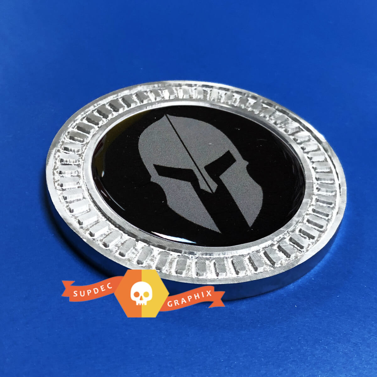 Emblema laterale del letto in metallo e alluminio del casco del gladiatore spartano del distintivo 3D per Jeep Wrangler JL JK YJ TJ

