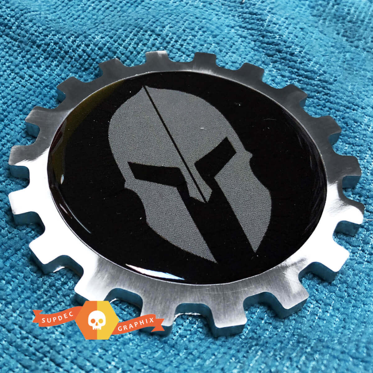 Emblema da Comodino in Alluminio 3D Casco Spartano per Jeep Wrangler JL e Gladiator JT