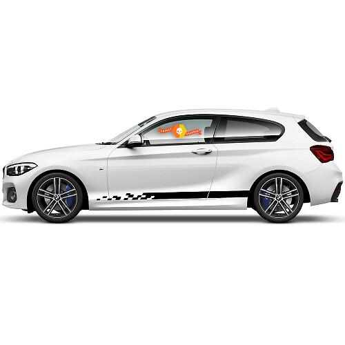 Coppia di adesivi in vinile grafici per pannelli laterali per BMW Serie 1 2015 con motivo a strisce nere.
