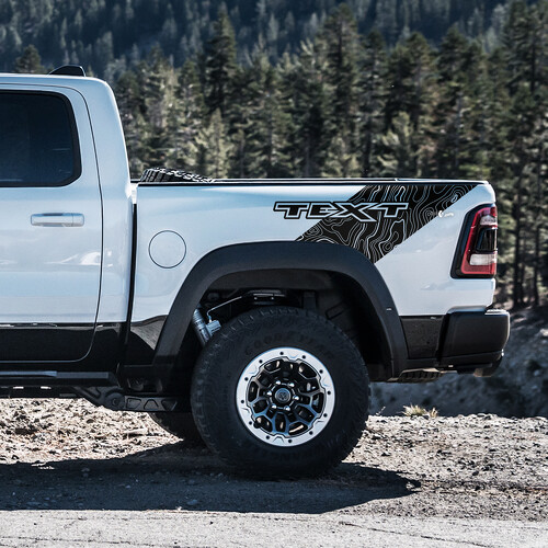 Adesivo in vinile personalizzato con testo Topographic Sweep per il comodino per RAM 1500 Rebel, TRX 2019-2026_1