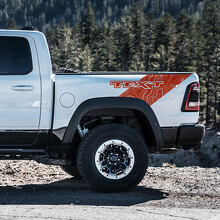 Adesivo in vinile personalizzato con testo Topographic Sweep per il comodino per RAM 1500 Rebel, TRX 2019-2026_3