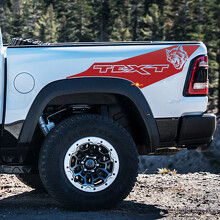 TEXT Wildcat Solid Bed Sweep Pair Hellcat Style Fiancata cassone Adesivo in vinile per Dodge Ram 1500_2