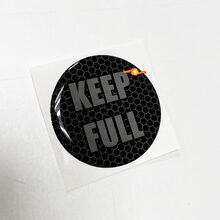 Mantieni la decalcomania adesiva a cupola con emblema per inserto porta carburante grigio a nido d'ape completo per Challenger Dodge
 2