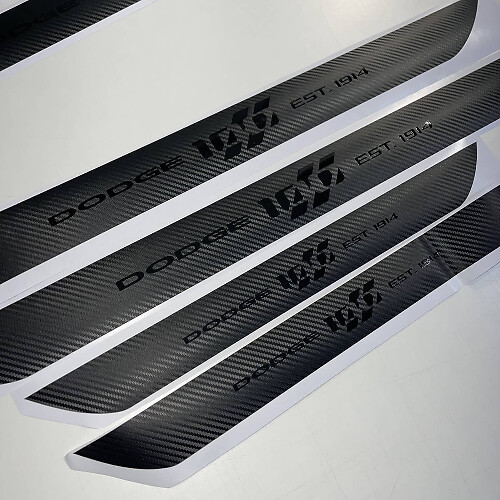 4x Adesivi in vinile per battitacco Dodge Challenger 100th Anniversary Carbon Black
