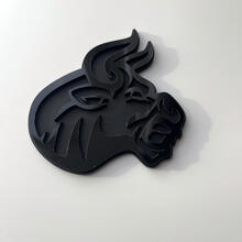 Badge 3D personalizzato Logo Bull Angry Emblema badge Fender nero e nero
 3