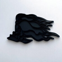 Distintivo 3D di Crudelia De Vil Nero vs Emblema distintivo Fender nero
 2