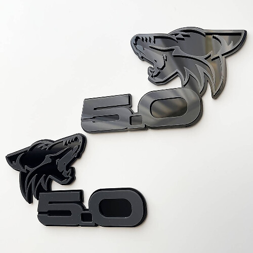 Stemma 3D per stemma parafango COYOTE 5.0 nero vs grigio
