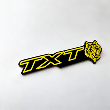 SRT Style Black Yellow Custom TXT Cat 3D — Emblema (parafango)_2