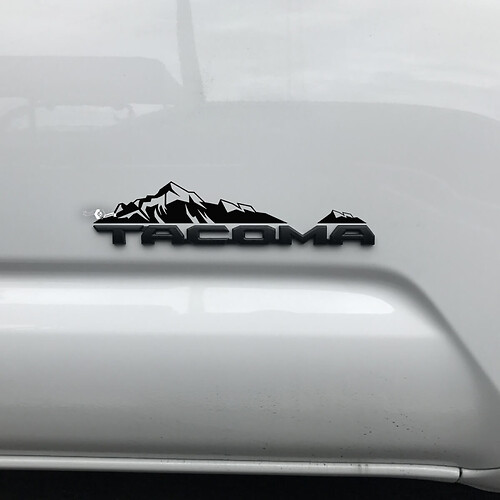 Adesivo decalcomania Toyota Tacoma Mountains sul badge
