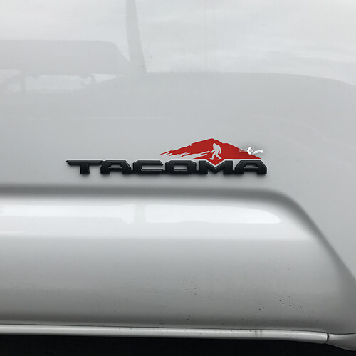 Adesivo decalcomania Toyota Tacoma Mountains sul distintivo Tacoma 2
