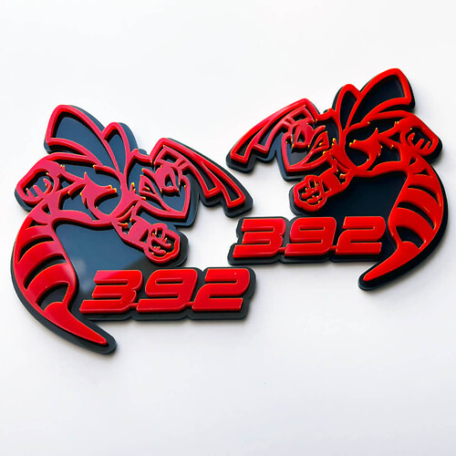 Emblema dei distintivi del parafango grigio e rosso dell'ape calabrone 392 3D 1
