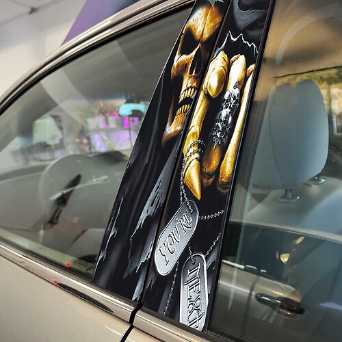 Il tuo prossimo involucro adesivo in vinile con decalcomania per auto con porte a pilastro in stile teschio
