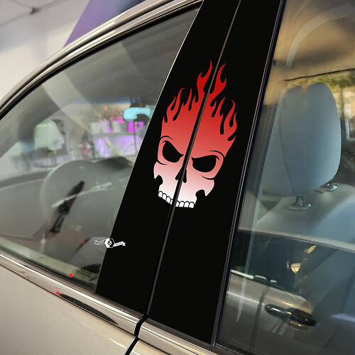 Involucro adesivo in vinile con decalcomania per auto con porta a pilastro in stile teschio fiamma
