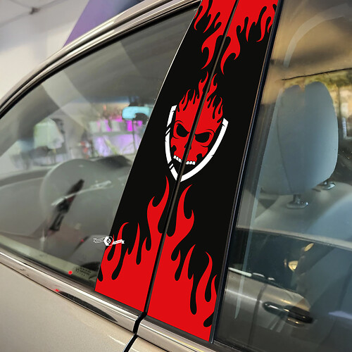 Involucro adesivo in vinile con decalcomania per auto con porta a pilastro in stile teschio fiamma
