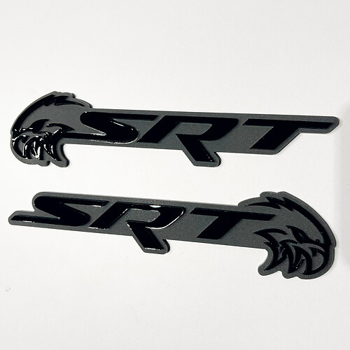 Stemma SRT Trackhawk 3D Emblema stemmi parafango nero vs grigio 2
