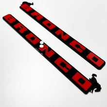 Bronco Fender Badge sulla griglia anteriore Emblema del portellone posteriore Badge 3D Nero vs Rosso
 3