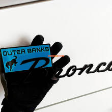 Emblema 3D Parafango Outer Banks per Musclecar Horse_2