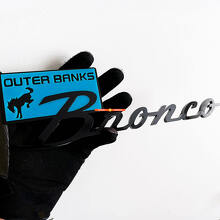 Emblema 3D Parafango Outer Banks per Musclecar Horse_5