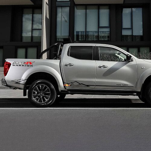 Adesivo Striscia Laterale Sottile Stile Mouintains per Nissan Navara PRO 4X Warrior 1