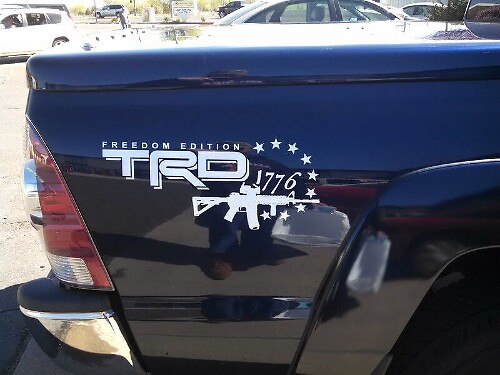 Set di decalcomanie in vinile per fianco cassone stile TRD Freedom Edition 1776 per Toyota Tacoma
