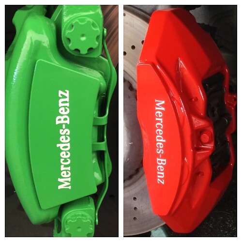 Set da 8 pezzi Bianco Mercedes Benz pinza freno adesivi in ​​vinile decalcomania logo sovrapposto AMG
