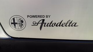 Set di 2 decalcomanie per carrozzeria Powered by Autodelta per Alfa Romeo Spider Giulia
