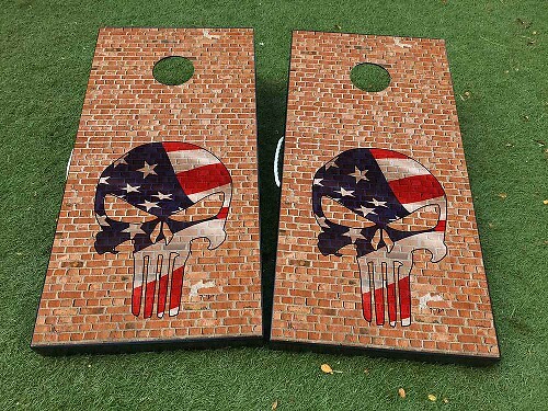 Set Adesivi in Vinile per Tavolo Cornhole con Teschio e Bandiera USA in Stile Punisher su Muro di Mattoni