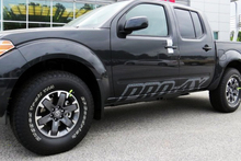 Il kit per NISSAN Frontier 2016 PRO 4X include decalcomanie adesive per cofano e lati
 3