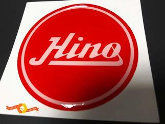 Toyota Hino ha realizzato un adesivo in resina con emblema distintivo a cupola rossa
