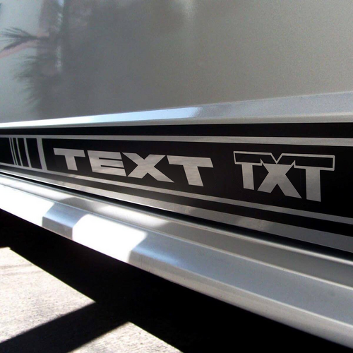 Kit Adesivi in Vinile con Scritta TXT Laterale e Strisce Sottoporta per Ford Mustang GT