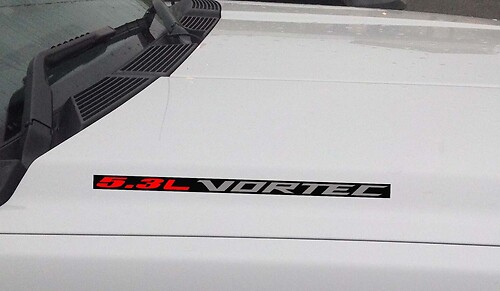 Adesivo decalcomania in vinile per cofano Vortec da 5,3 litri: Chevrolet Silverado GMC Sierra (blocco) Sfondo nero
