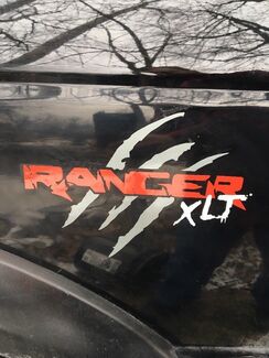 Set di due decalcomanie adesive Ford Ranger XLT con graffi
