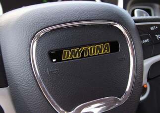 Una decalcomania a cupola con emblema giallo Daytona sul volante Challenger Charger
